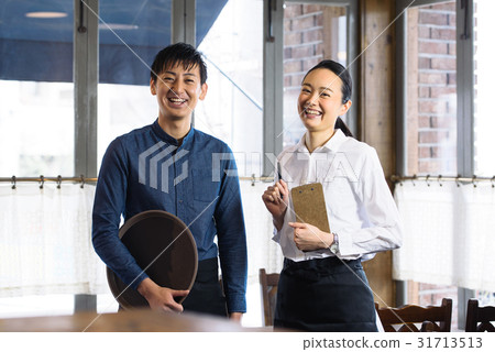一位年輕的咖啡館職員 一位年輕的咖啡館職員 31713513