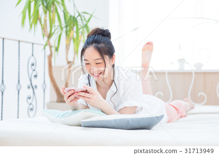 Young lady, sleepy, bed, lying down Young lady, sleepy, bed, lying down 31713949