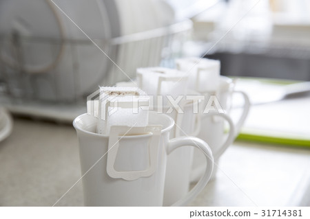 To put in coffee 31714381