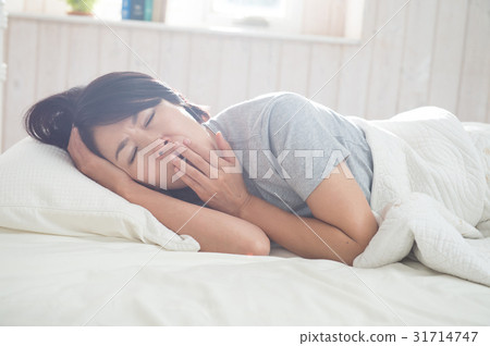 A woman yawn at bed A woman yawn at bed 31714747