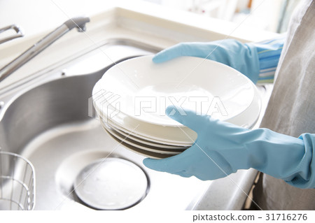 Dish-washing 31716276