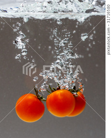 Red tomatoes 31716580