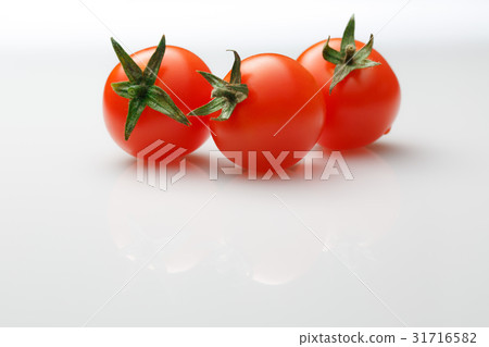 Ripe tomatoes with green twig Ripe tomatoes with green twig 31716582