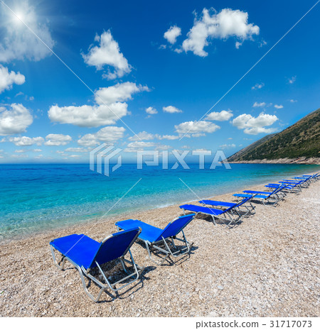 Summer sunshiny beach. 31717073