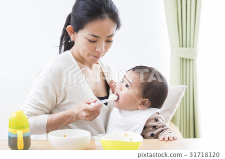 Mother who makes children eat baby food Mother who makes children eat baby food 31718120