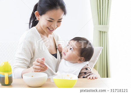 Mother who makes children eat baby food Mother who makes children eat baby food 31718121