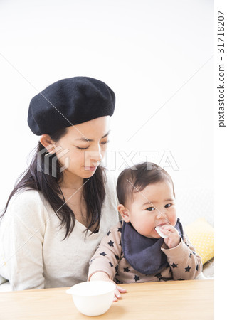 Mother who makes children eat treats 31718207