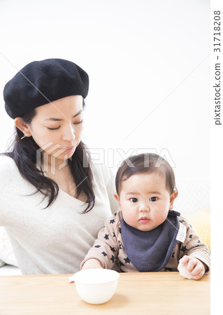 Mother who makes children eat treats 31718208