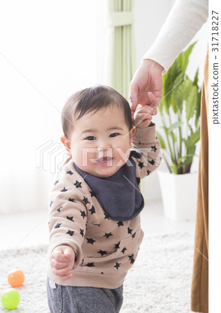 Children and mothers 31718227
