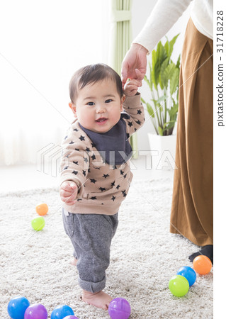 Children and mothers Children and mothers 31718228