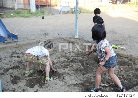 Muddy play 31718427