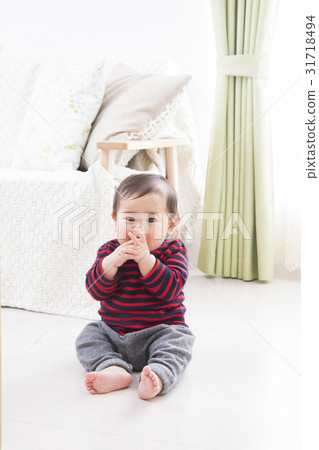 Child to sit 31718494