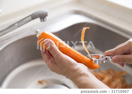 Peeling carrot 31718907