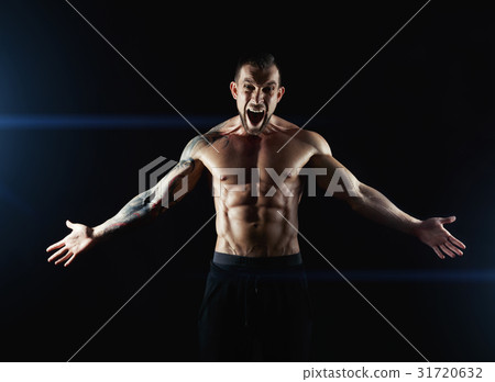 Strong athletic man showes naked muscular body 31720632