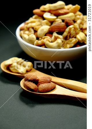Mixed nuts Mixed nuts 31721019