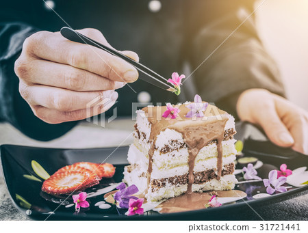 The chef prepares a dessert. The chef prepares a dessert. 31721441