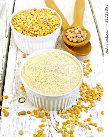 Flour pea and split pease in bowls on table 31722853