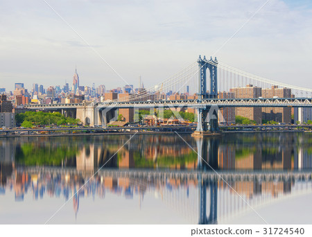 Manhattan Bridge with reflection, New York, USA 31724540