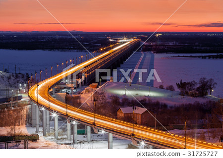 Bridge over Amur river in Khabarovsk in evening 31725727