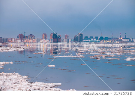 Spring in Khabarovsk. Floating of ice 31725728