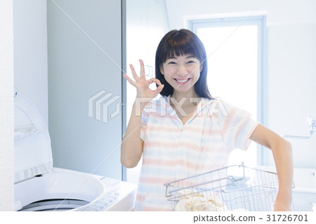 女人做洗衣生活方式 31726701