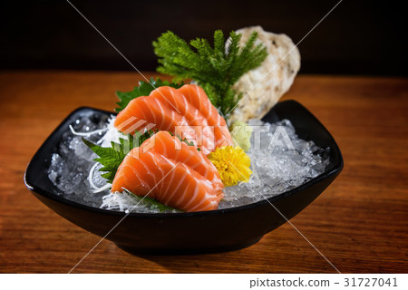 salmon sashimi 31727041