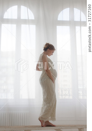 Elegant pregnant woman on bench Elegant pregnant woman on bench 31727160