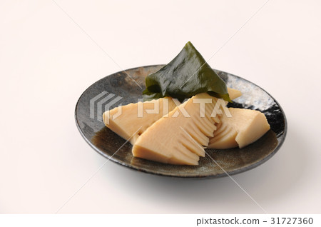 裙帶菜竹煮沸的竹筍和煮沸的裙帶菜白色背景 裙帶菜竹煮沸的竹筍和煮沸的裙帶菜白色背景 31727360