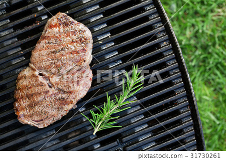 Grilled beef steak with rosemary 31730261