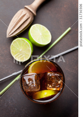 Cuba libre cocktail 31730306