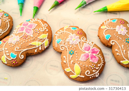 Making holiday's decorated gingerbread Making holiday's decorated gingerbread 31730413