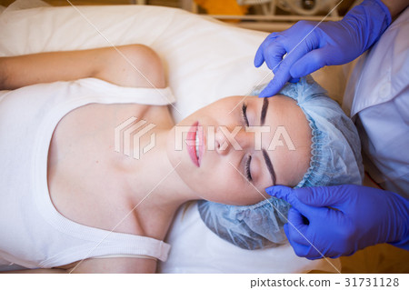 doctor cosmetologist doing facial massage girl spa doctor cosmetologist doing facial massage girl spa 31731128