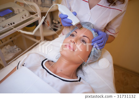 doctor cosmetologist makes the procedure a woman doctor cosmetologist makes the procedure a woman 31731132
