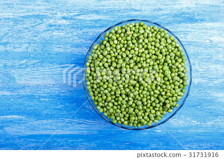 Fresh green peas 31731916