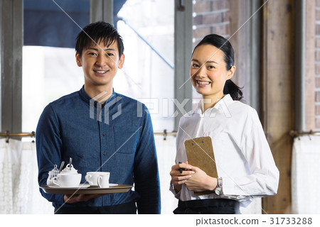 一位年輕的咖啡館職員 31733288