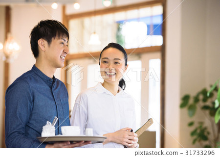 一位年輕的咖啡館職員 一位年輕的咖啡館職員 31733296