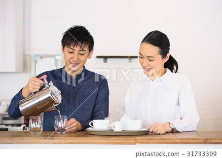 一位年輕的咖啡館職員 一位年輕的咖啡館職員 31733309