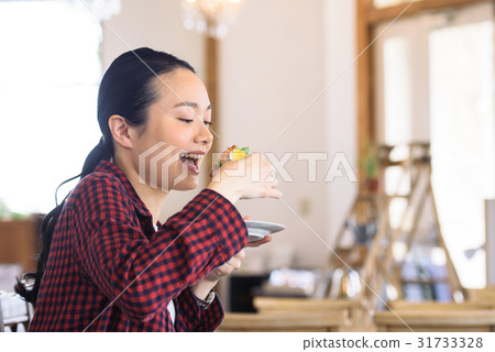 一位年輕的咖啡館職員 一位年輕的咖啡館職員 31733328