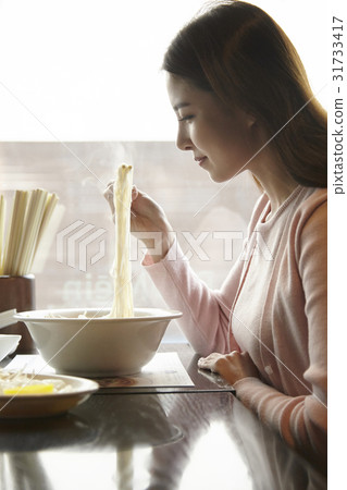 Young woman 31733417