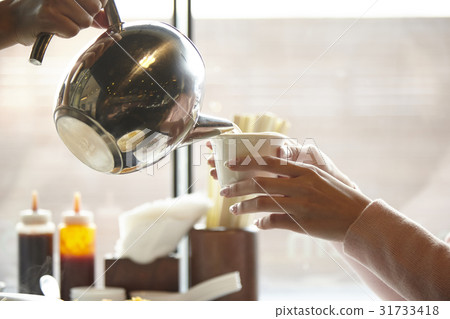 Young woman 31733418