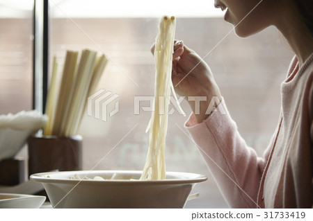 Young woman 31733419