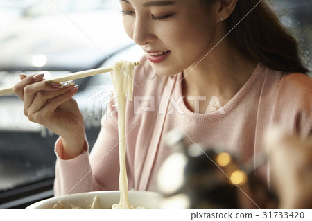 年輕的女人 31733420