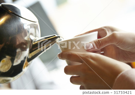 Young woman 31733421