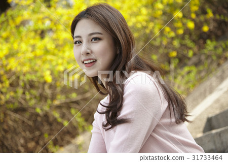 Young woman 31733464