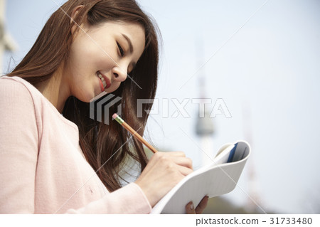 Young woman 31733480