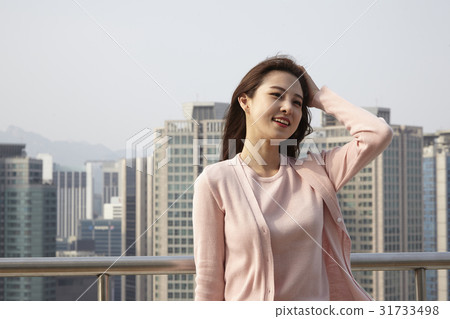 Young woman 31733498