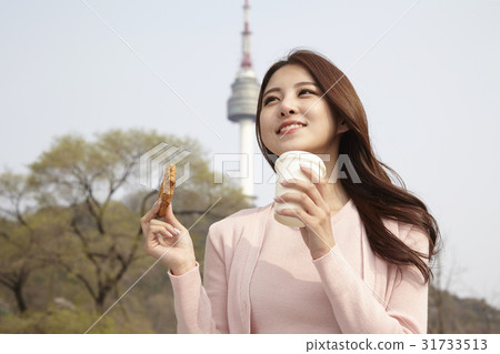 Young woman 31733513