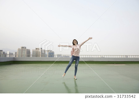 年輕的女人 年輕的女人 31733542