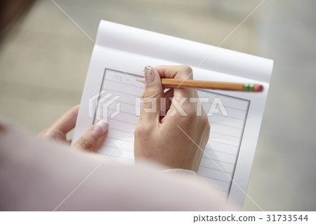 Young woman 31733544