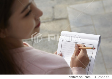 Young woman 31733546